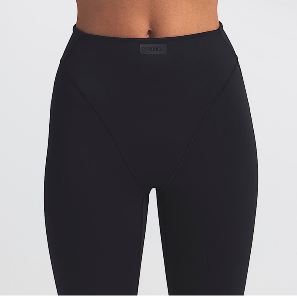 NikeSKIMS Matte
Women's High-Waisted V-Line 26" Leggings
Size M